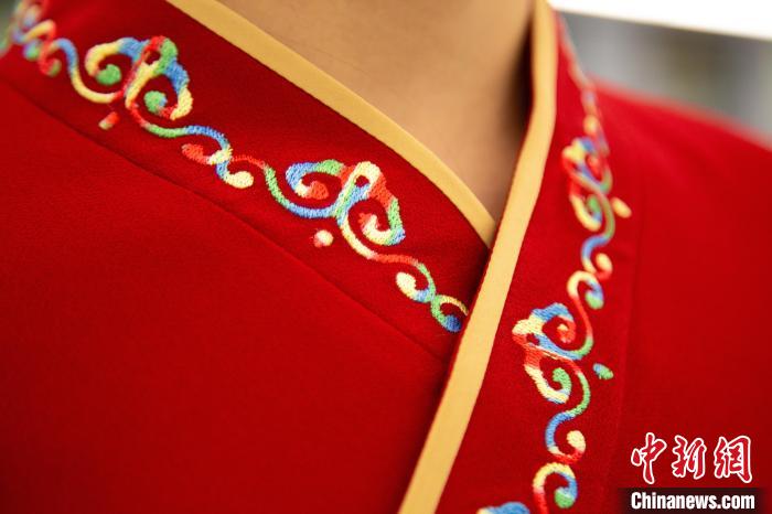 青蔵鉄道西格區(qū)間を走行する「復(fù)興號」乗務(wù)員の制服をリニューアル