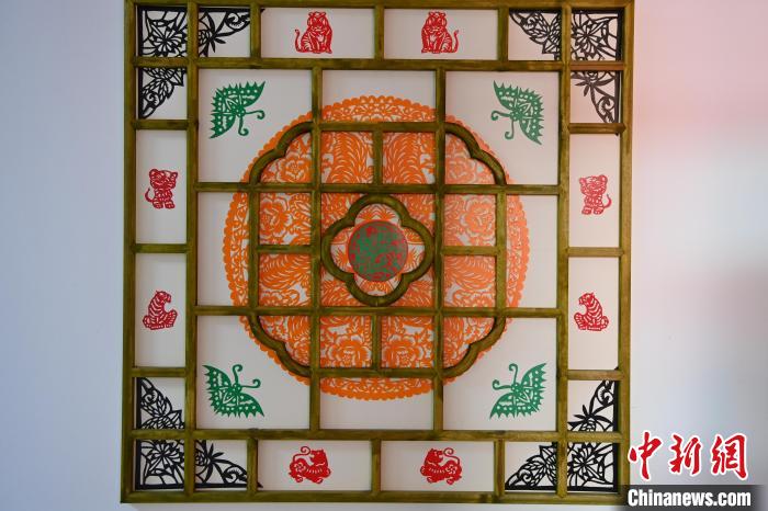 農(nóng)家の木の窓枠に「花開く」切り絵展　甘粛省定西