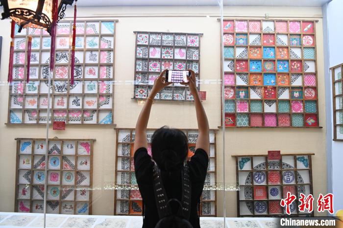 農(nóng)家の木の窓枠に「花開く」切り絵展　甘粛省定西