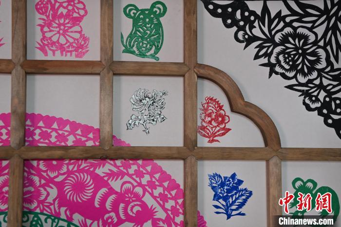 農(nóng)家の木の窓枠に「花開(kāi)く」切り絵展　甘粛省定西