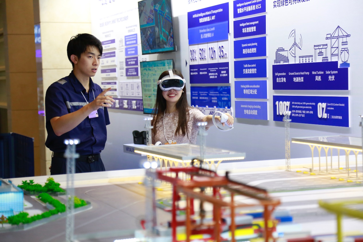 2023年「夏季ダボス會議」の會場で、最新のハイテク技術(shù)を「沒入型體験」する人民網(wǎng)記者（撮影?崔新耀）。