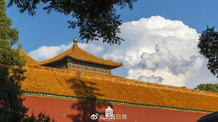 故宮とアニメに出てくるような雲(yún)の癒し風(fēng)景　北京