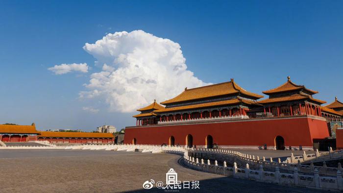 故宮とアニメに出てくるような雲(yún)の癒し風(fēng)景　北京