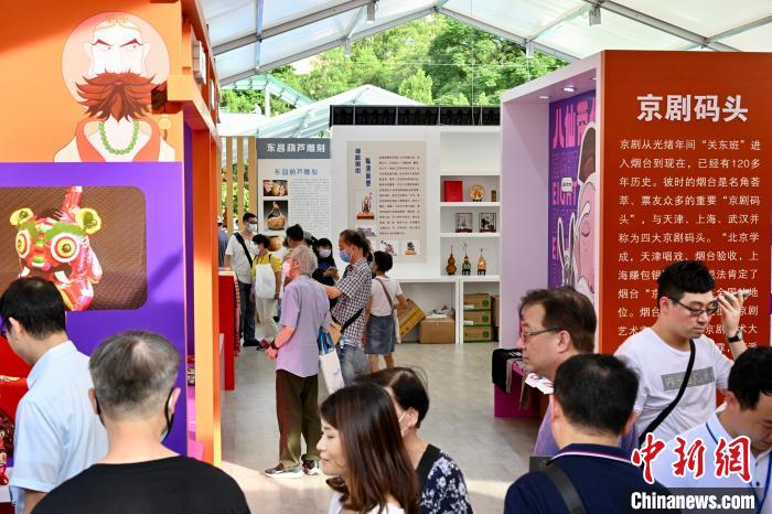 「ビクトリアパーク祖國復(fù)帰祝賀會」を見學(xué)に訪れた多くの市民（撮影?李志華）。