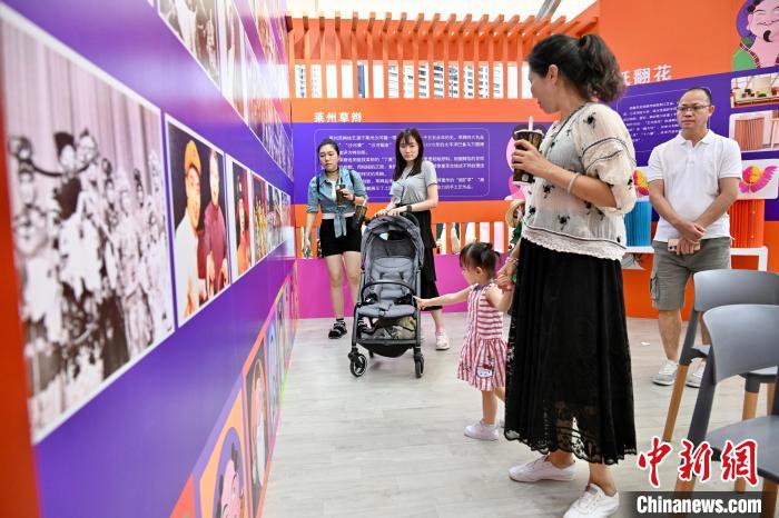 香港特區(qū)市民、7月1日の「ビクトリアパーク祖國(guó)復(fù)帰祝賀會(huì)」で祝日気分を満?jiǎn)?></a></td></tr><tr><td class=