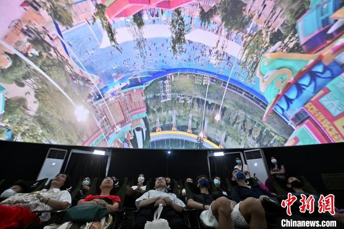 香港特區(qū)市民、7月1日の「ビクトリアパーク祖國復(fù)帰祝賀會」で祝日気分を満喫