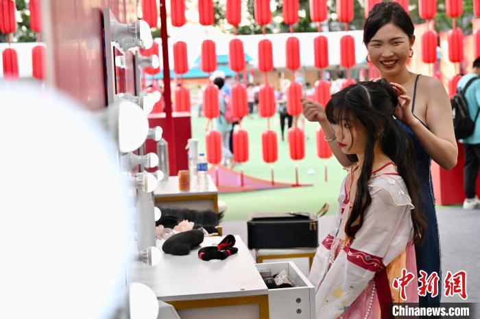 香港特區(qū)市民、7月1日の「ビクトリアパーク祖國復(fù)帰祝賀會(huì)」で祝日気分を満喫