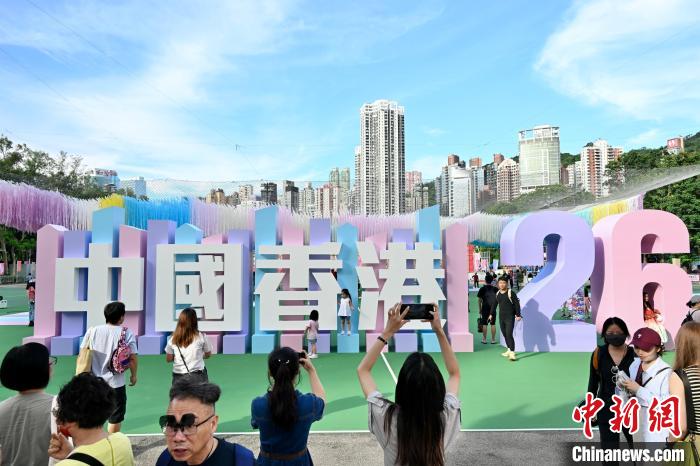 香港特區(qū)市民、7月1日の「ビクトリアパーク祖國復(fù)帰祝賀會」で祝日気分を満喫