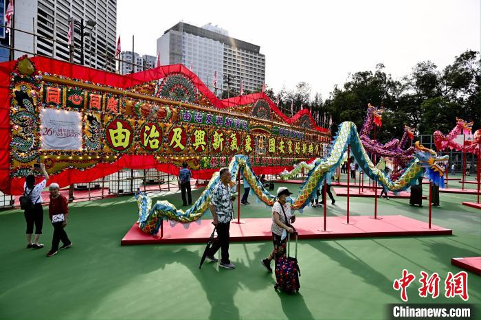 香港特區(qū)市民、7月1日の「ビクトリアパーク祖國復(fù)帰祝賀會」で祝日気分を満喫