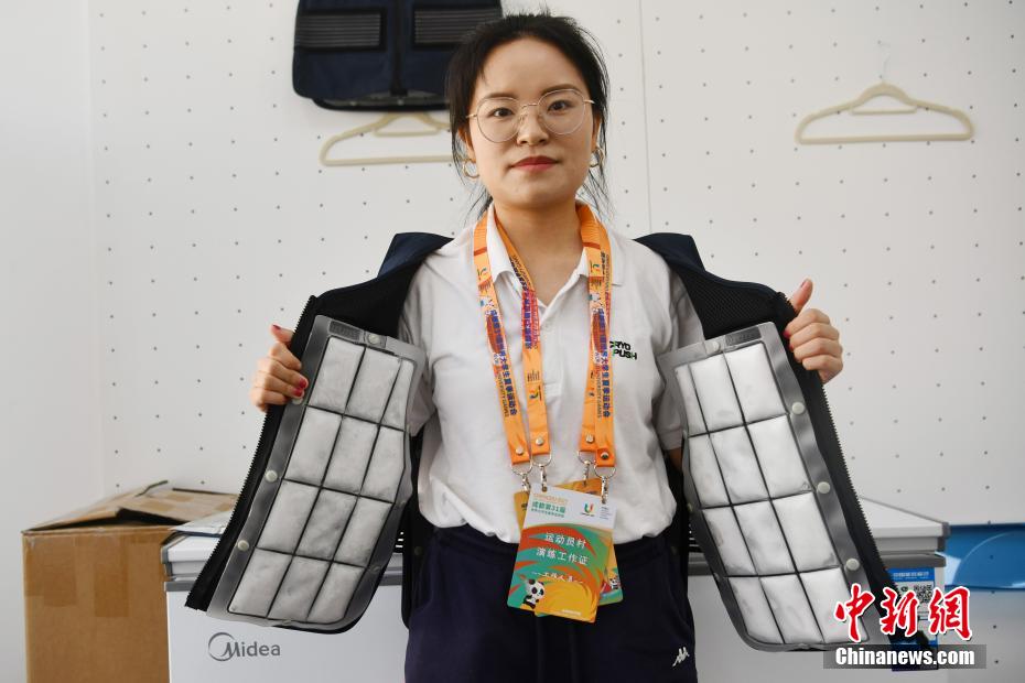 冷卻ベストを見(jiàn)せる職員（撮影?張浪）。