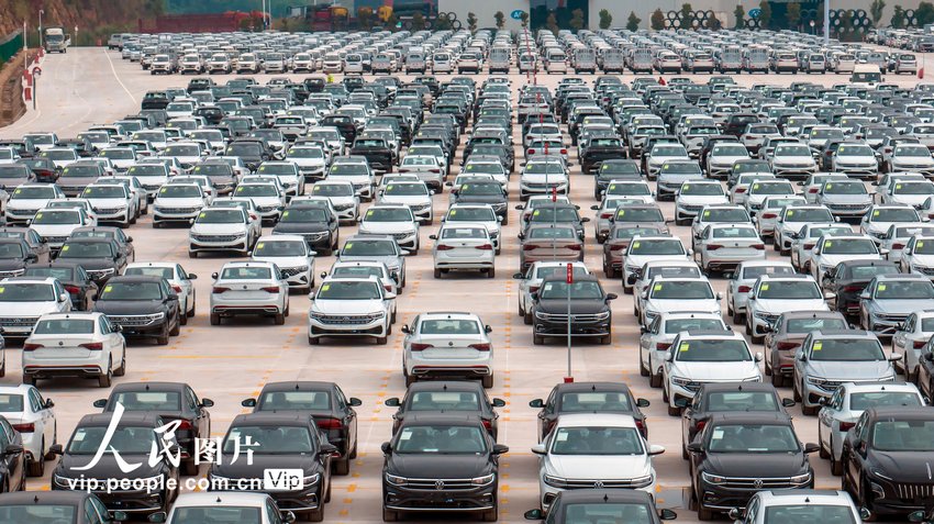 雲(yún)南省昆明市にある自動車物流用の鉄道拠點で、整然と並べられた自動車（7月5日、撮影?陳暢/寫真著作権は人民図片が所有のため転載禁止）。