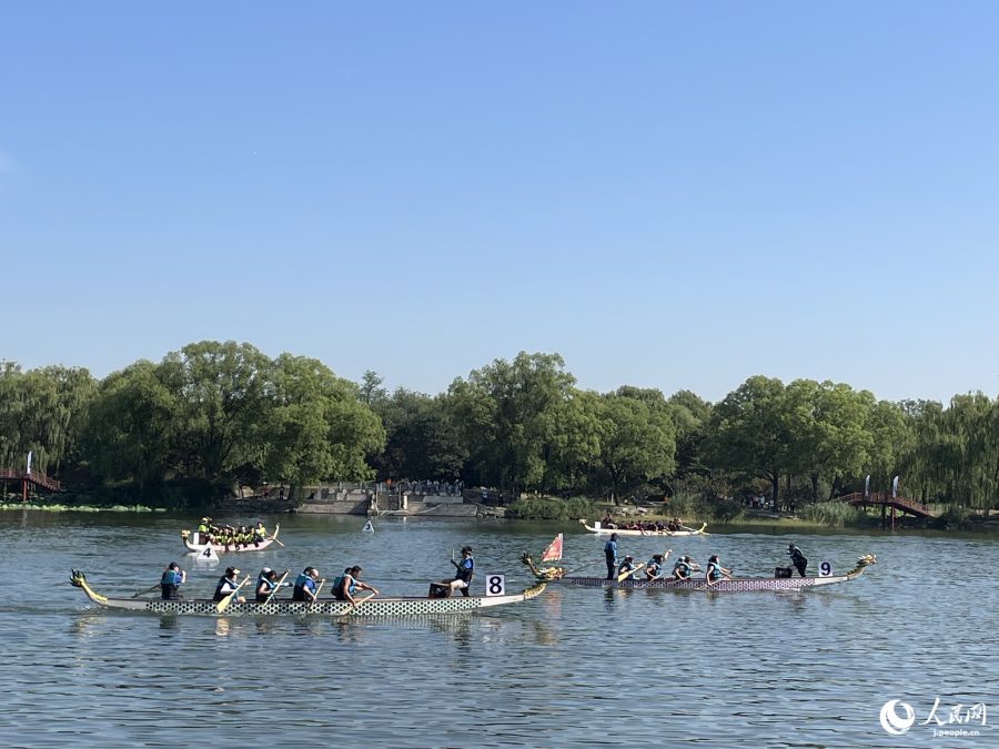 端午節(jié)に円明園で行われたドラゴンボートレースの様子（撮影?勝又あや子）。