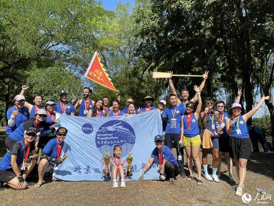 見事2位に輝いた北京インターナショナルドラゴンボートチームの皆さん（撮影?勝又あや子）。