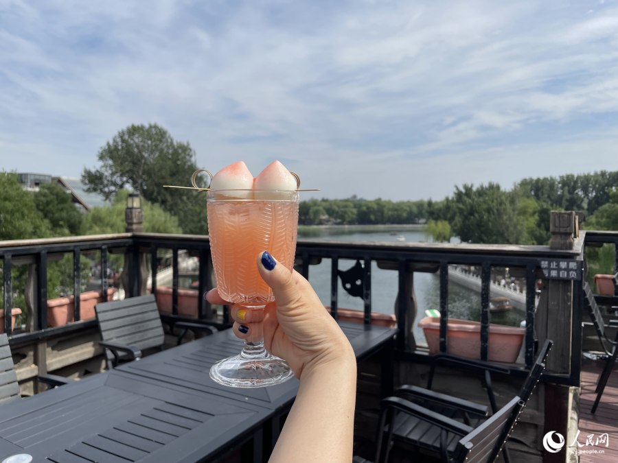 屋上のテラス席からの眺めと寫真映えドリンク（撮影?勝又あや子）。