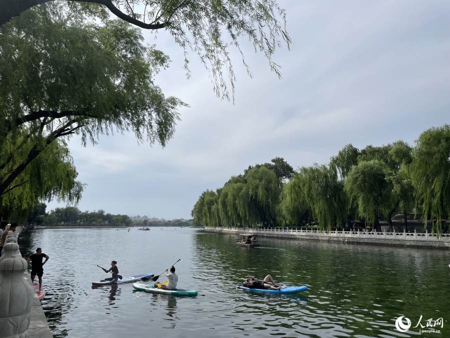 後海沿いの夏景色（撮影?勝又あや子）。