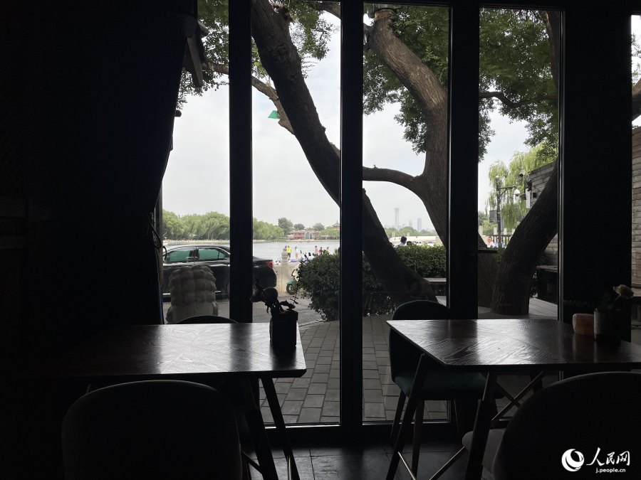 カフェ內(nèi)から見た後海西岸の眺め（撮影?勝又あや子）。