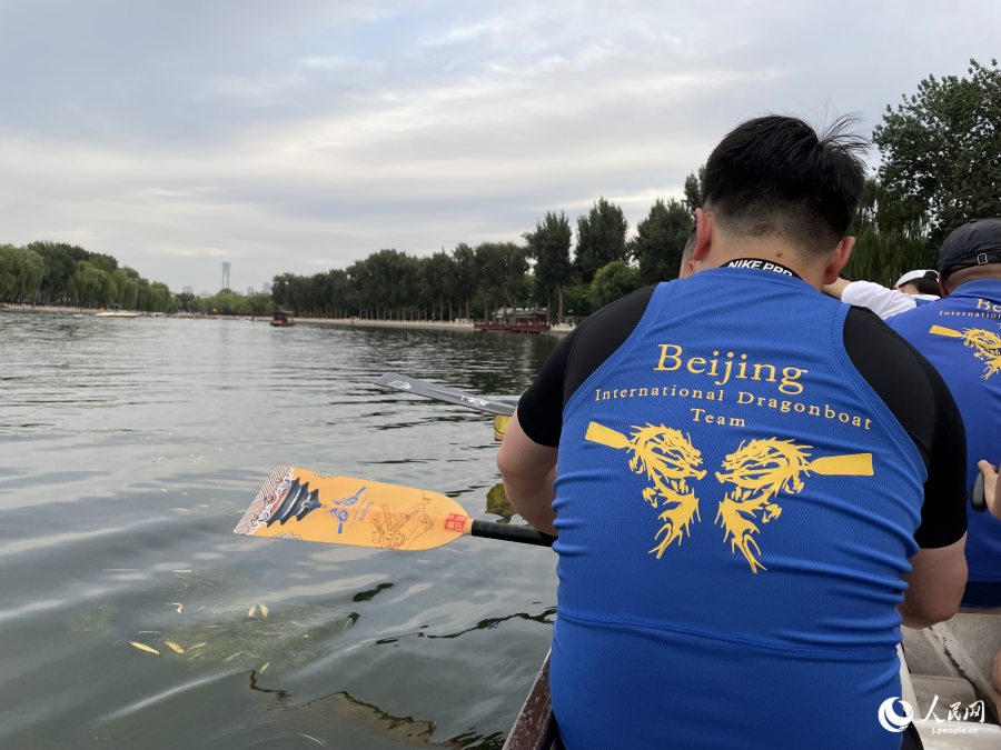 ドラゴンボートから見た後海の眺め。遠くに北京一の高層ビル「中國尊」の姿も（撮影?勝又あや子）。