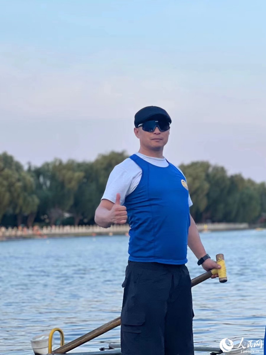 ユニフォームとパドルをデザインした賀鳴隊長（提供?取材対象者）。