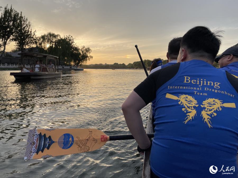 2匹の竜がパドルを持つデザインのユニフォームと北京らしさ満載のパドル（撮影?勝又あや子）。