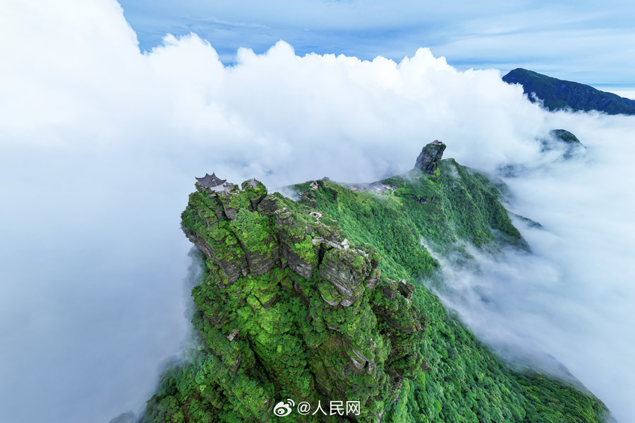 雨が上がり霧と雲(yún)に包まれた梵浄山　貴州省