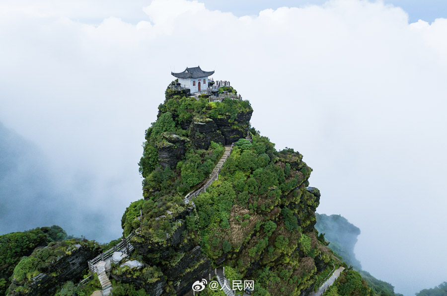 雨が上がり霧と雲(yún)に包まれた梵浄山　貴州省