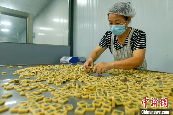 めでたい文字がデザインされた伝統(tǒng)菓子「嵌字豆糖」　安徽省黃山