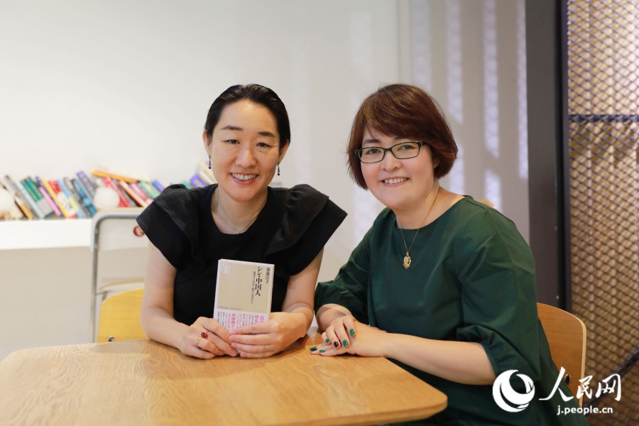 ライターの斎藤淳子さん（寫真左）と筆者（撮影?張麗婭）。