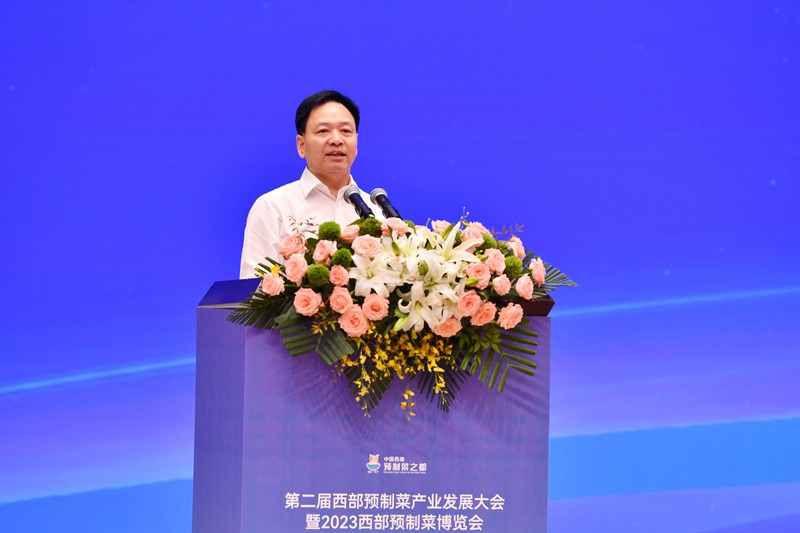 挨拶する重慶市梁平區(qū)黨委員會の銭建超書記（撮影?鄒楽）。