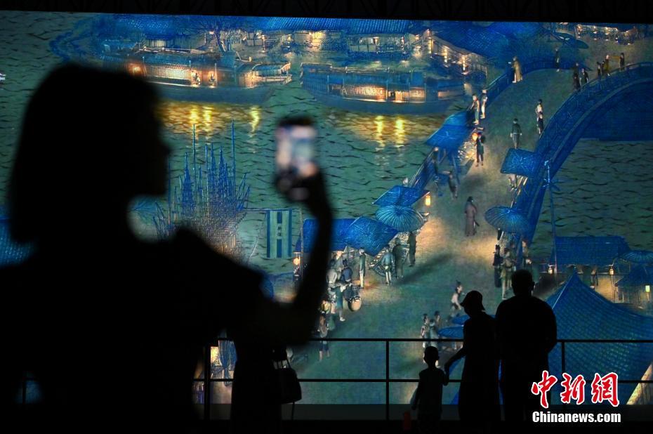 動(dòng)く「清明上河図」が公開(kāi)、観光客を魅了　広西