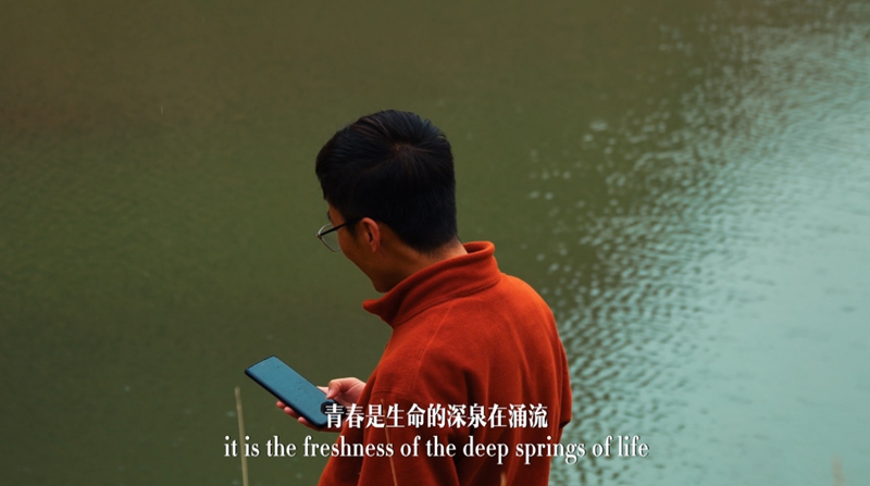 英語で生まれ故郷の美しい景色を紹介する馬亮さん（動畫のスクリーンショット）。