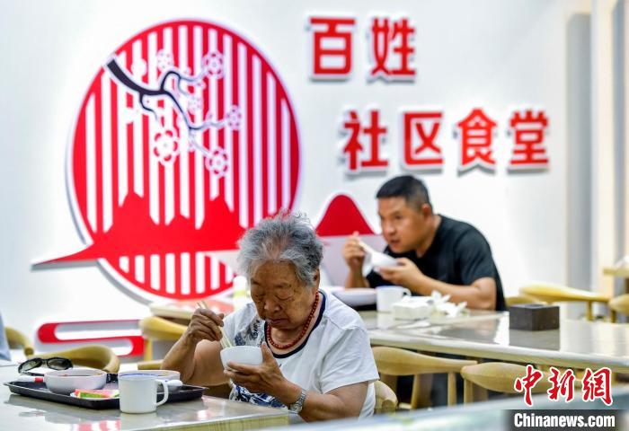 食堂で食事をする高齢者（撮影?劉新）。