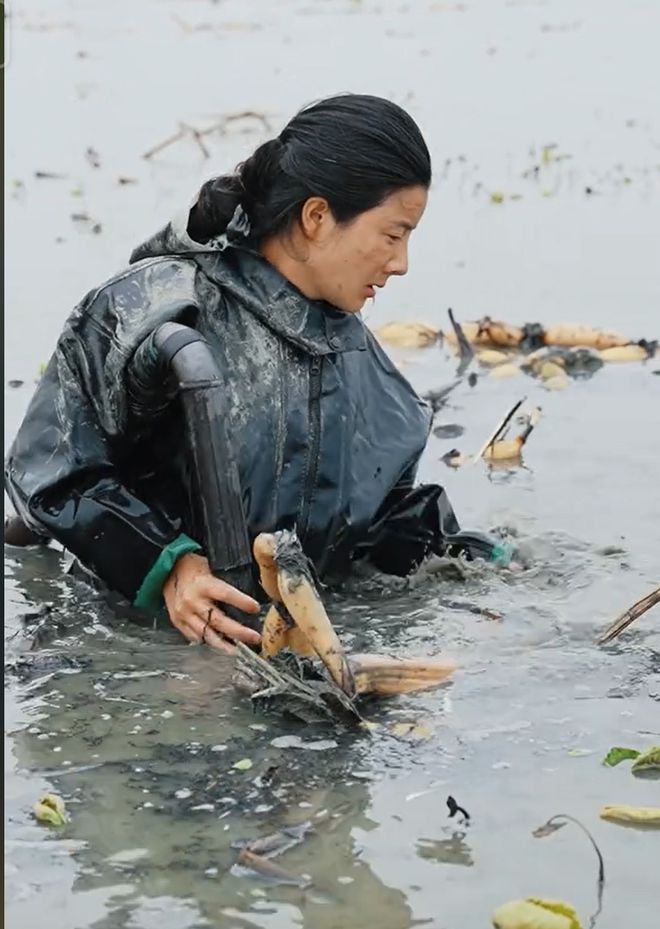 父親の看病のため帰郷し、ライブコマースで村民の所得増に貢獻(xiàn)する女性　重慶