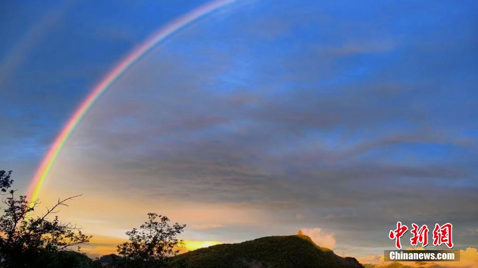 竜頭山で雲(yún)と夏を堪能　陝西省