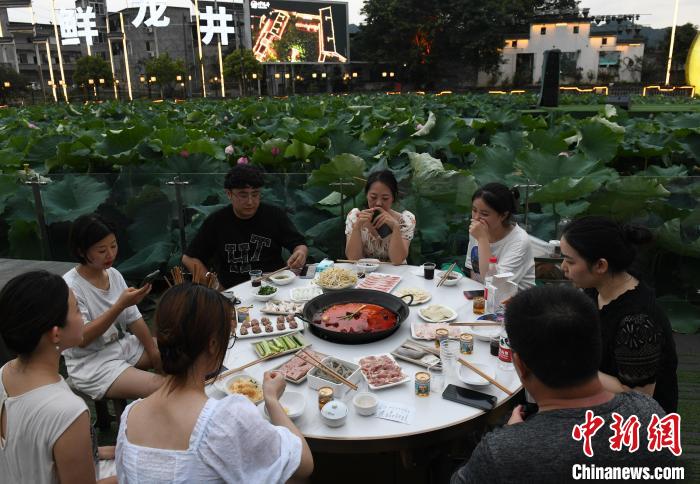 ハス池のほとりで火鍋を楽しむ市民（撮影?周毅）。