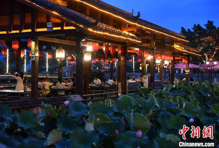 グルメと美しい景色を同時に楽しめるハス池ほとりで火鍋！　重慶市