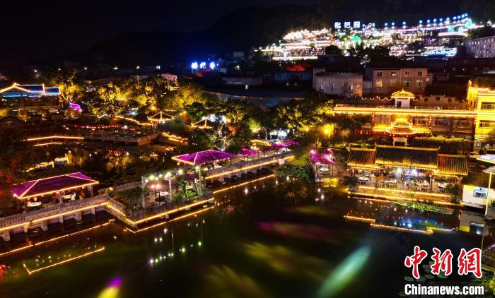 グルメと美しい景色を同時に楽しめるハス池ほとりで火鍋！　重慶市