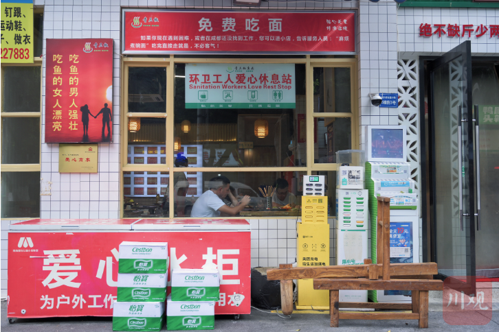 ある心ある機(jī)関が寄贈(zèng)してくれたという現(xiàn)在の大型冷蔵庫(kù)。