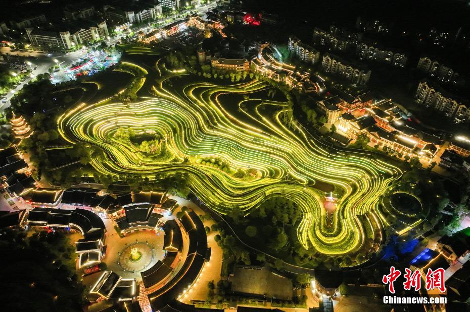 ライトアップで浮かび上がった大方古鎮(zhèn)の「都市棚田」　貴州省