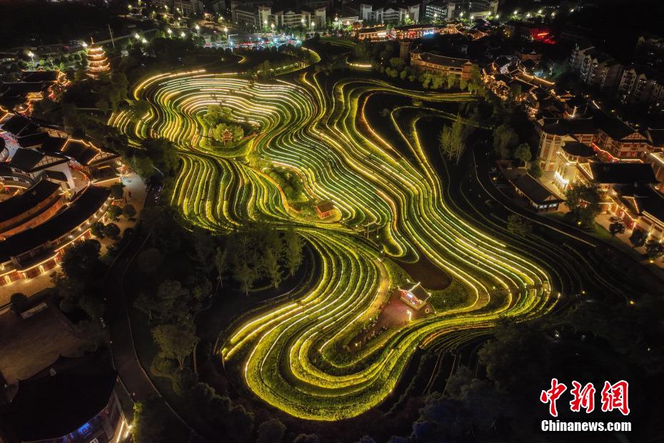 ライトアップで浮かび上がった大方古鎮(zhèn)の「都市棚田」　貴州省