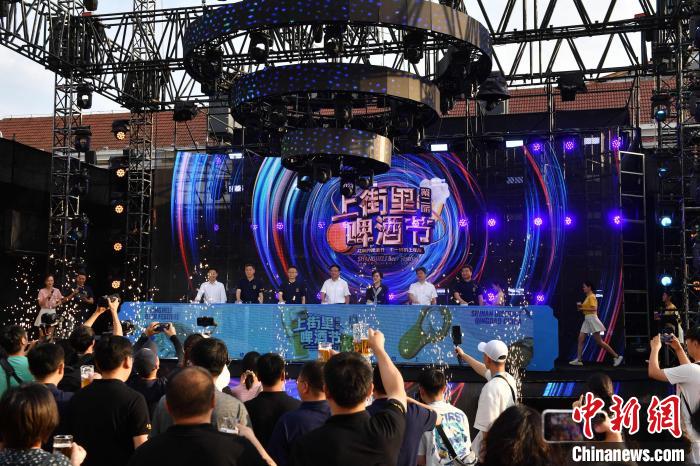 青島で百年の歴史誇る中山路で「ビールの季節(jié)」スタート　山東省