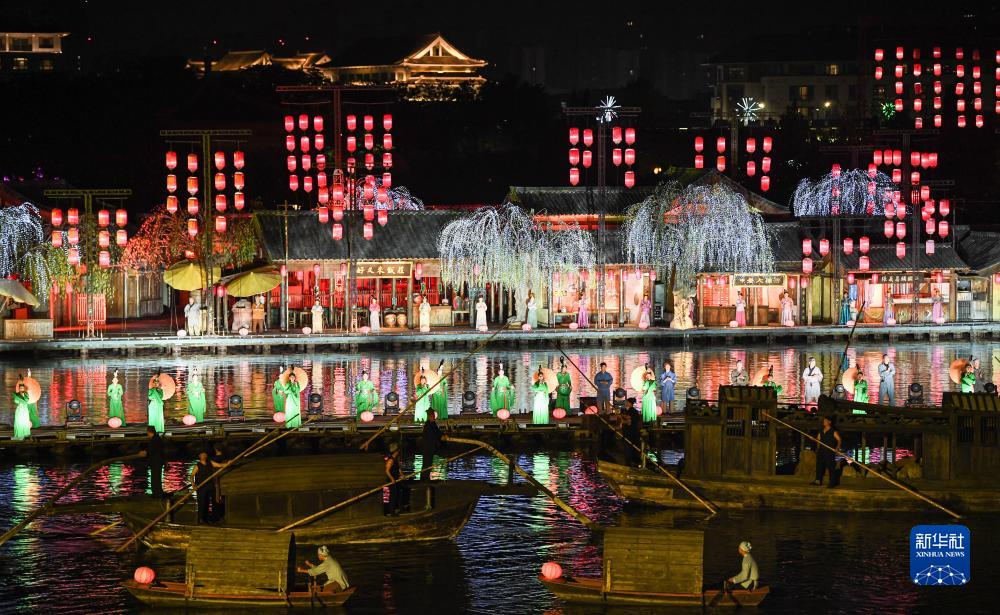 河南省開封市の清明上河園景勝地で、大型水上ライブパフォーマンス「大宋?東京夢華」を演じる俳優(yōu)（7月14日撮影?呉剛）。