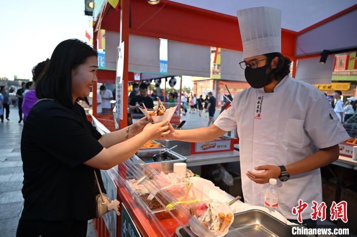 「中國?ロシア?モンゴル國際グルメフェス」で多國籍料理を堪能　內(nèi)蒙古