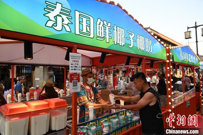 「中國?ロシア?モンゴル國際グルメフェス」で多國籍料理を堪能　內(nèi)蒙古