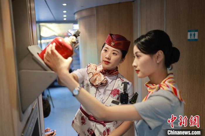 CAと高速鉄道乗務(wù)員が一緒に勤務(wù)し、業(yè)務(wù)経験の交流図る　重慶