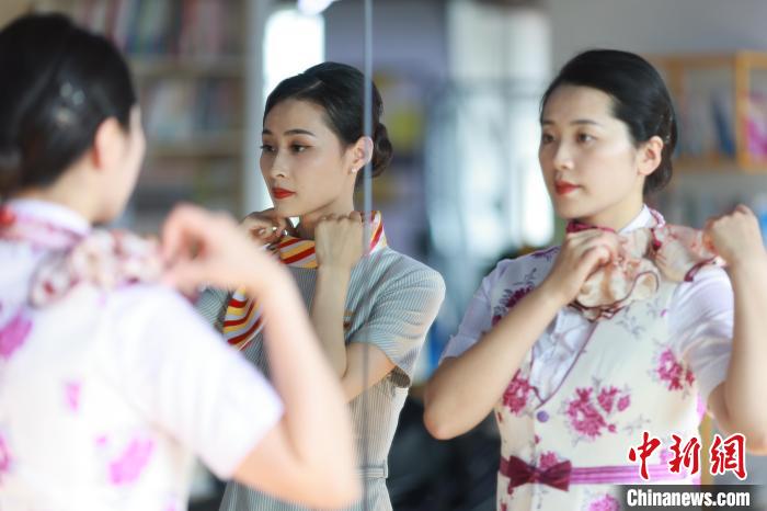 CAと高速鉄道乗務(wù)員が一緒に勤務(wù)し、業(yè)務(wù)経験の交流図る　重慶