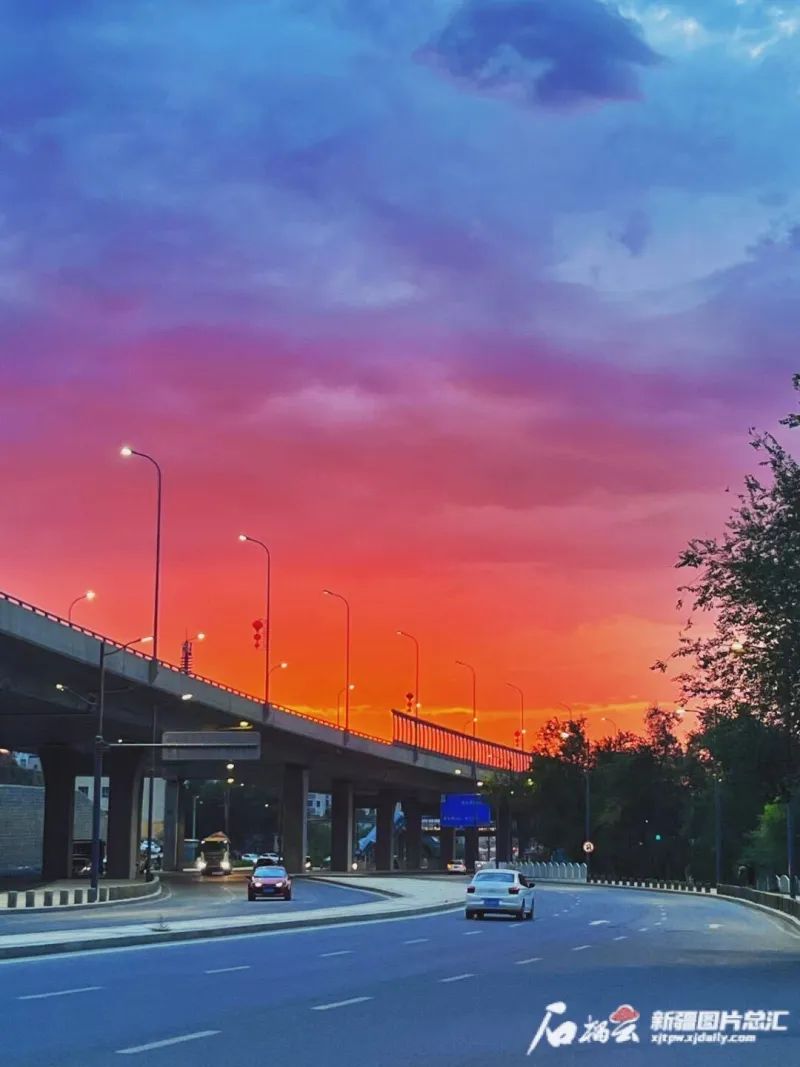 7月17日、烏魯木斉(ウルムチ)の美しい夕焼け（撮影?周志鵬）。