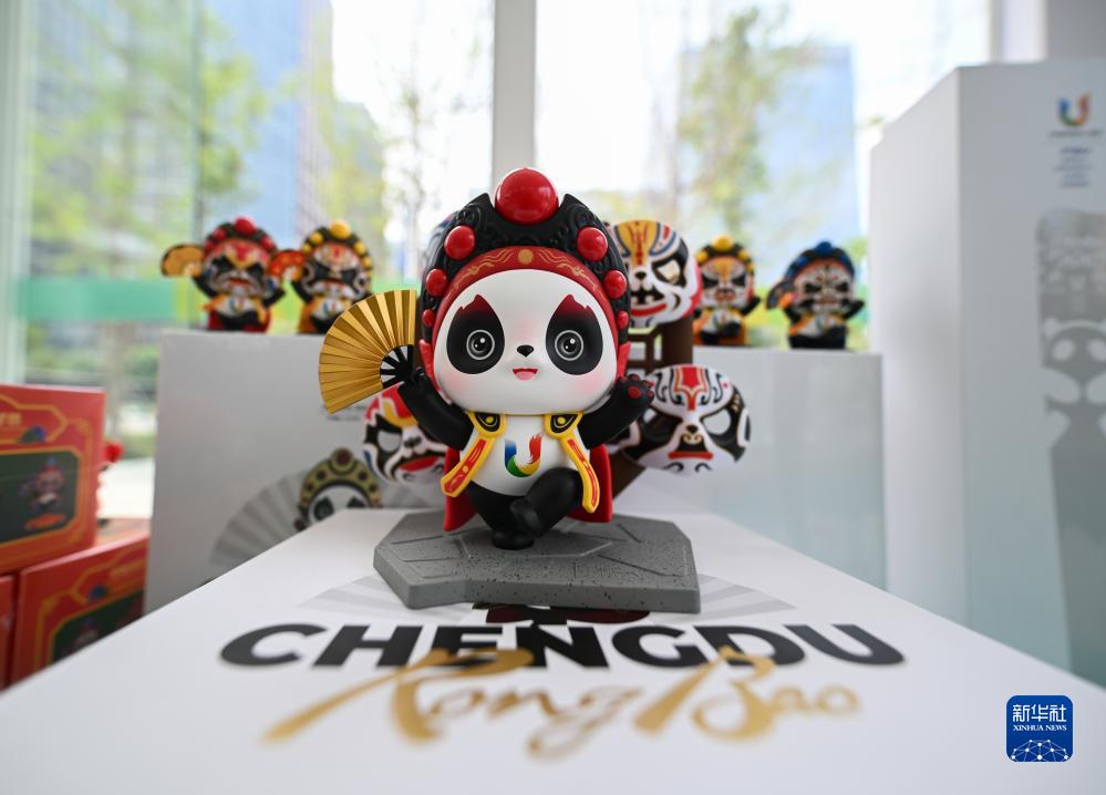 成都市にある成都ユニバ公式ライセンス商品オフィシャルショップで撮影された伝統(tǒng)蕓能「川劇」の変臉ブラインドボックスに入っている大會公式マスコット「蓉寶（ロンバオ）」のフィギュア（7月19日撮影?王曦）。