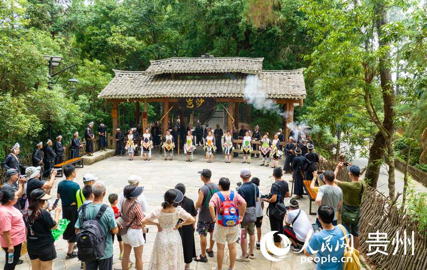 「中國(guó)最後の鉄砲の使い手の集落」岜沙苗寨　貴州省