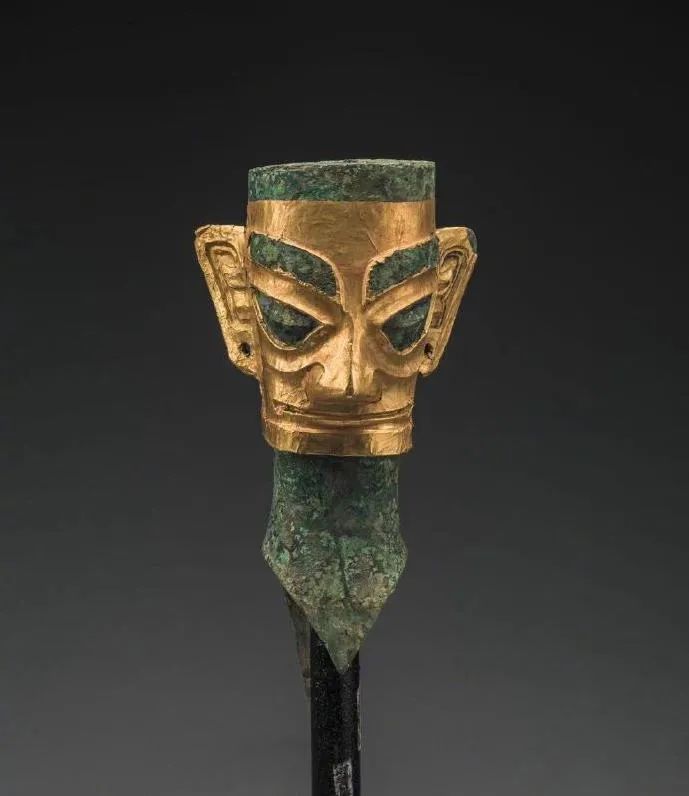 戴金面罩青銅人頭像(四川広漢三星堆博物館所蔵)