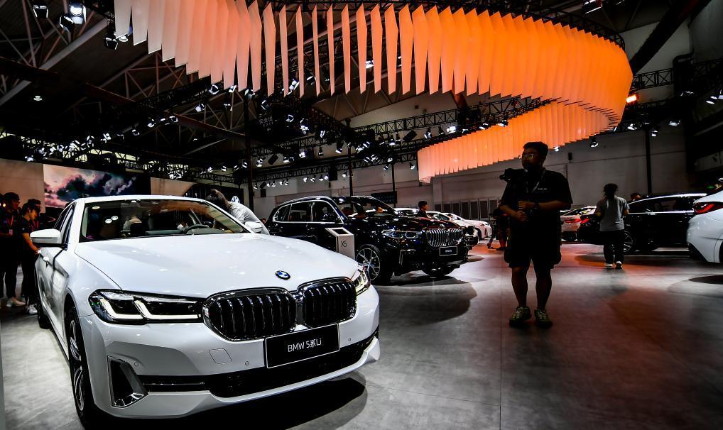 15日、長春モーターショーの現(xiàn)場で見學?體験來する場者。撮影?王昊飛